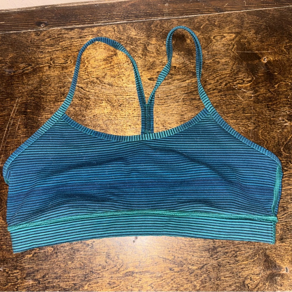 Lululemon sports bra- not padded
Size 4- no size dot